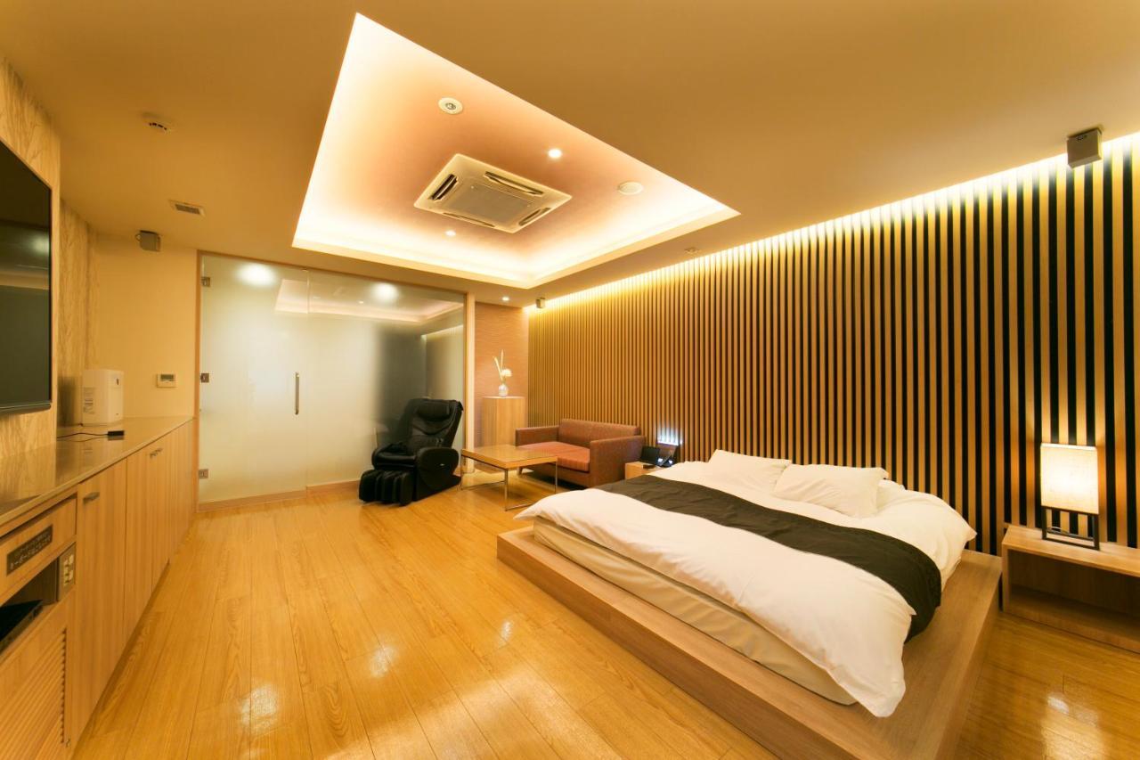 Hotel Lotus Toyonaka (Adults Only) Exterior photo